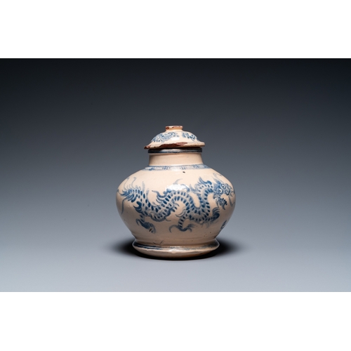 1013 - A Vietnamese blue and white Bat Trang stoneware 'dragon' jar and cover, 19/20th C.H.: 20 cm... 