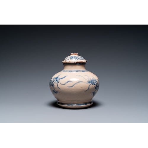 1013 - A Vietnamese blue and white Bat Trang stoneware 'dragon' jar and cover, 19/20th C.H.: 20 cm... 