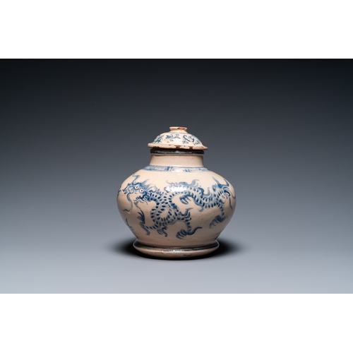 1013 - A Vietnamese blue and white Bat Trang stoneware 'dragon' jar and cover, 19/20th C.H.: 20 cm... 