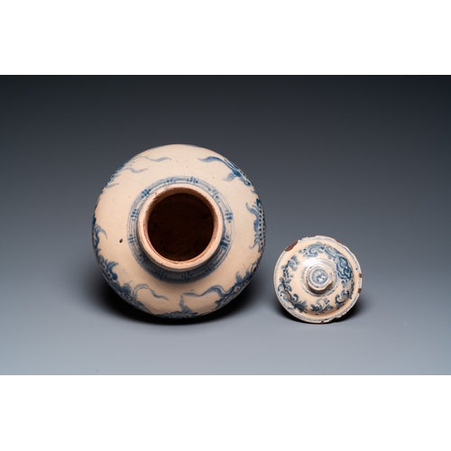 1013 - A Vietnamese blue and white Bat Trang stoneware 'dragon' jar and cover, 19/20th C.H.: 20 cm... 