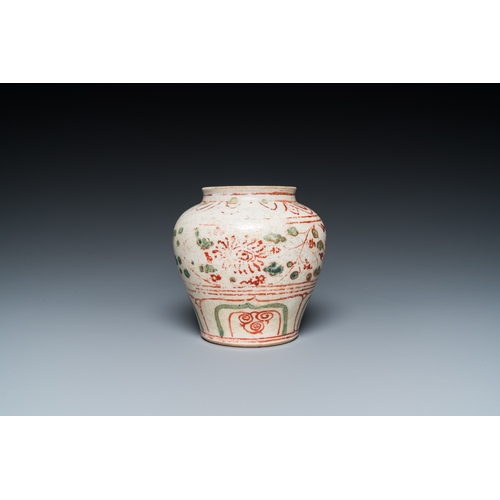 1014 - A Vietnamese or Annamese red- and green-enamelled jar with floral design, 14/15th C.H.: 11 cm... 