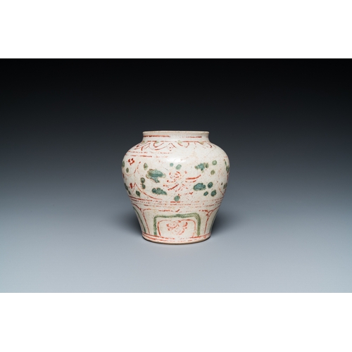 1014 - A Vietnamese or Annamese red- and green-enamelled jar with floral design, 14/15th C.H.: 11 cm... 