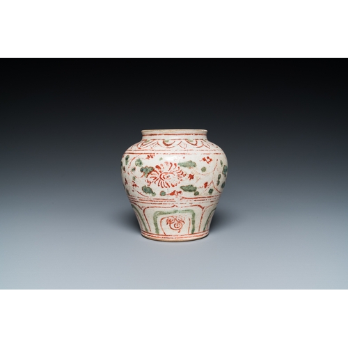 1014 - A Vietnamese or Annamese red- and green-enamelled jar with floral design, 14/15th C.H.: 11 cm... 