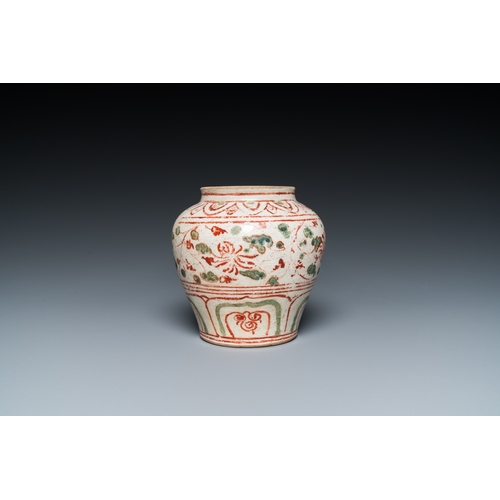 1014 - A Vietnamese or Annamese red- and green-enamelled jar with floral design, 14/15th C.H.: 11 cm... 