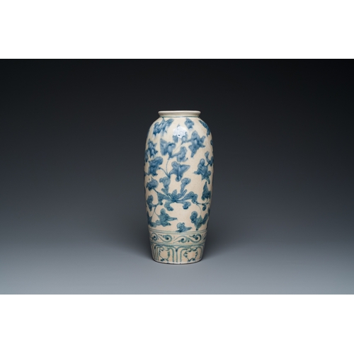 1016 - A Vietnamese or Annamese blue and white vase, 14/15th C.H.: 28 cm