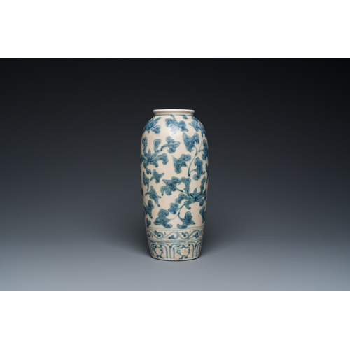 1016 - A Vietnamese or Annamese blue and white vase, 14/15th C.H.: 28 cm