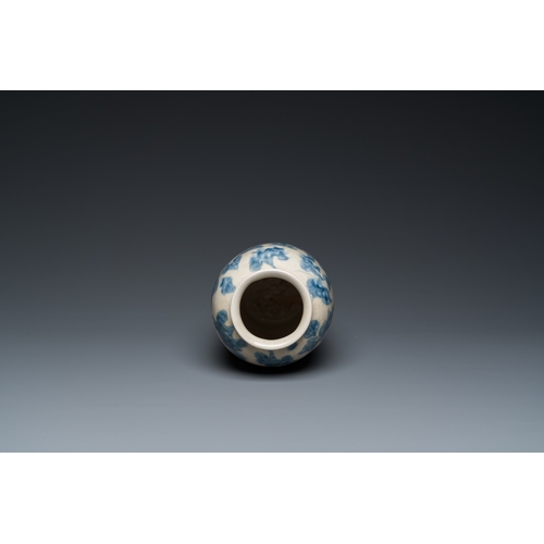 1016 - A Vietnamese or Annamese blue and white vase, 14/15th C.H.: 28 cm