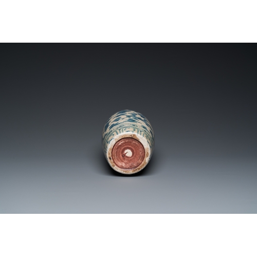 1016 - A Vietnamese or Annamese blue and white vase, 14/15th C.H.: 28 cm