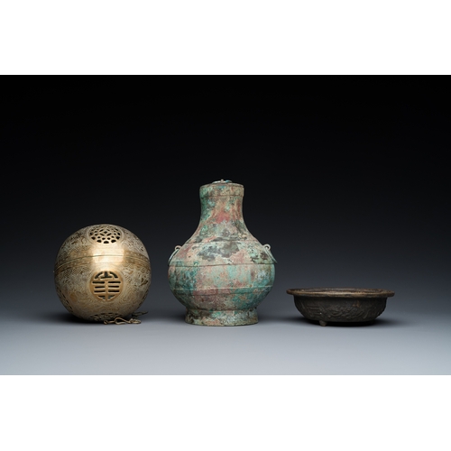 1020 - A varied collection of Chinese and Tibetan bronze, brass and wood objects, 19/20th C.H.: 30 cm (the ... 