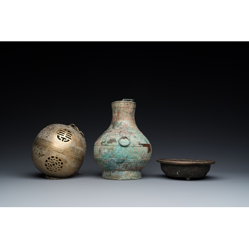 1020 - A varied collection of Chinese and Tibetan bronze, brass and wood objects, 19/20th C.H.: 30 cm (the ... 