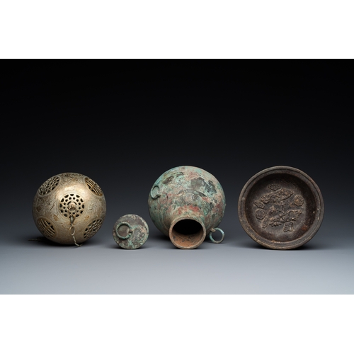 1020 - A varied collection of Chinese and Tibetan bronze, brass and wood objects, 19/20th C.H.: 30 cm (the ... 