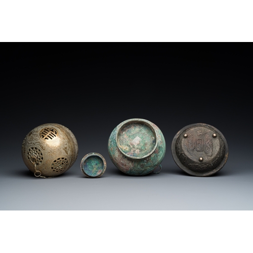 1020 - A varied collection of Chinese and Tibetan bronze, brass and wood objects, 19/20th C.H.: 30 cm (the ... 