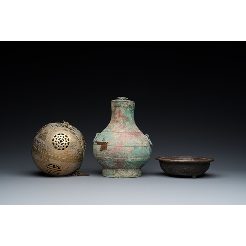 1020 - A varied collection of Chinese and Tibetan bronze, brass and wood objects, 19/20th C.H.: 30 cm (the ... 