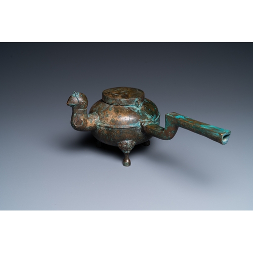 1084 - A Chinese gilt bronze tripod 'he' kettle with bird head-shaped spout, HanL.: 29 cm - H.: 13 cm
 Cond... 