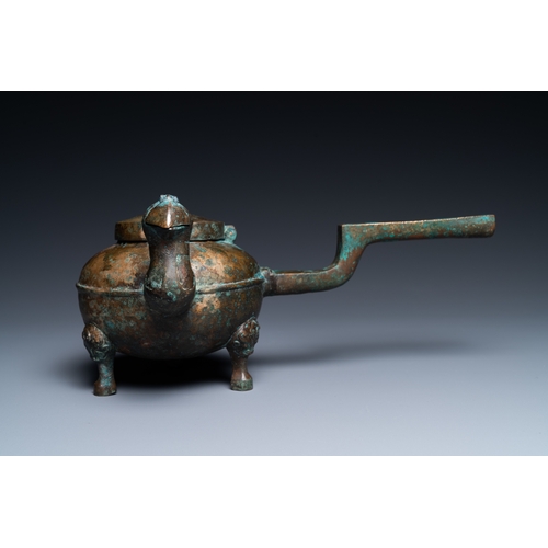 1084 - A Chinese gilt bronze tripod 'he' kettle with bird head-shaped spout, HanL.: 29 cm - H.: 13 cm
 Cond... 