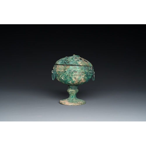 1086 - A Chinese bronze 'xianglu' censer with reticulated cover, Western HanH.: 14 cm - L.: 13 cm
 
 Proven... 