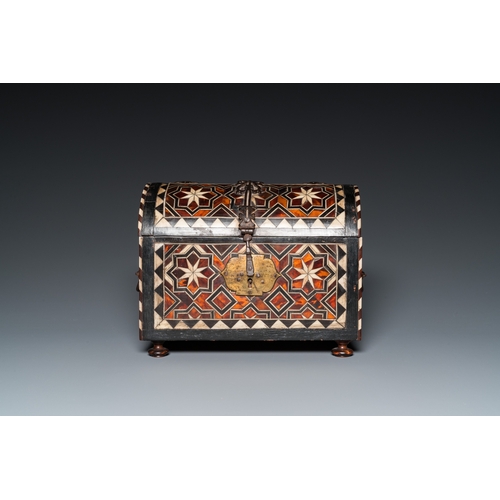 1110 - A tortoise-veneered and bone-inlaid wooden casket, probably Turkey, 17th C.Dim.: 27 x 19,5 x 16 cm... 