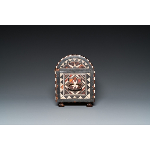 1110 - A tortoise-veneered and bone-inlaid wooden casket, probably Turkey, 17th C.Dim.: 27 x 19,5 x 16 cm... 