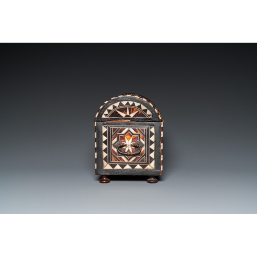 1110 - A tortoise-veneered and bone-inlaid wooden casket, probably Turkey, 17th C.Dim.: 27 x 19,5 x 16 cm... 