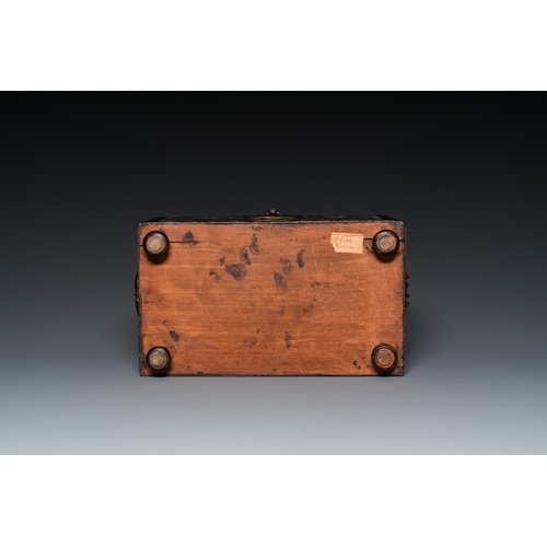 1110 - A tortoise-veneered and bone-inlaid wooden casket, probably Turkey, 17th C.Dim.: 27 x 19,5 x 16 cm... 