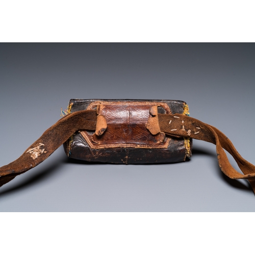 1113 - A leather purse with inscription for Mekka and Medina, probably Persia, 19/20th C.Dim.: 15,5 x 7 x 3... 