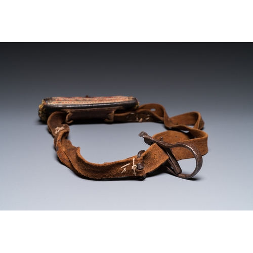 1113 - A leather purse with inscription for Mekka and Medina, probably Persia, 19/20th C.Dim.: 15,5 x 7 x 3... 