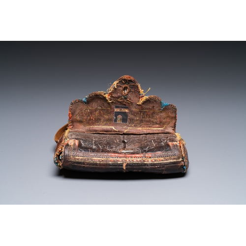 1113 - A leather purse with inscription for Mekka and Medina, probably Persia, 19/20th C.Dim.: 15,5 x 7 x 3... 