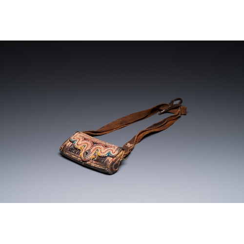 1113 - A leather purse with inscription for Mekka and Medina, probably Persia, 19/20th C.Dim.: 15,5 x 7 x 3... 