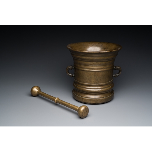 1210 - A large bronze mortar and pestle, probably France, 16/17th C.H.: 22 cm - Dia.: 22 cm (the mortar)L.:... 