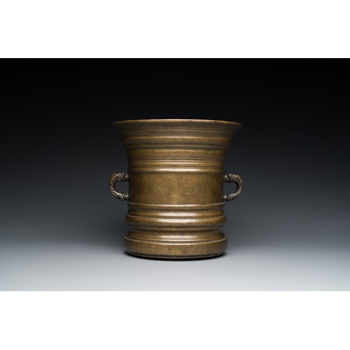 1210 - A large bronze mortar and pestle, probably France, 16/17th C.H.: 22 cm - Dia.: 22 cm (the mortar)L.:... 