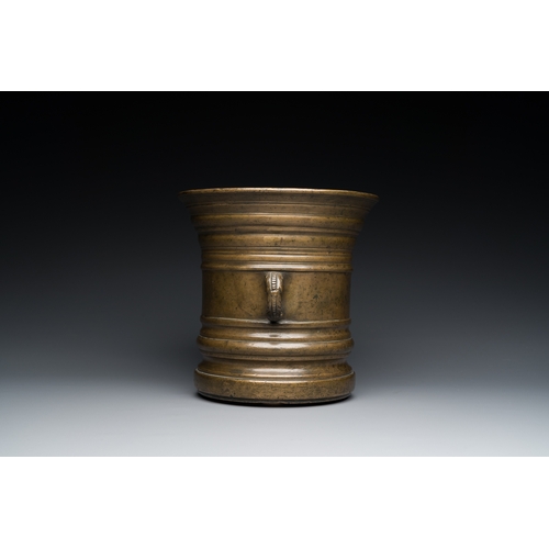 1210 - A large bronze mortar and pestle, probably France, 16/17th C.H.: 22 cm - Dia.: 22 cm (the mortar)L.:... 