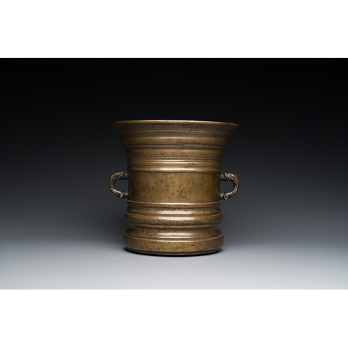 1210 - A large bronze mortar and pestle, probably France, 16/17th C.H.: 22 cm - Dia.: 22 cm (the mortar)L.:... 