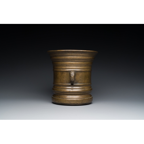 1210 - A large bronze mortar and pestle, probably France, 16/17th C.H.: 22 cm - Dia.: 22 cm (the mortar)L.:... 