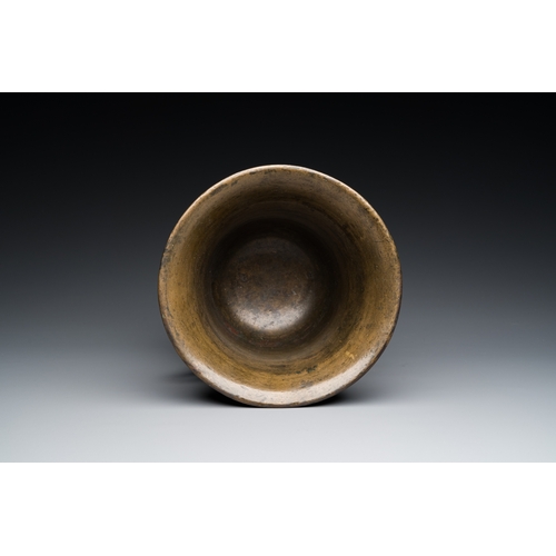 1210 - A large bronze mortar and pestle, probably France, 16/17th C.H.: 22 cm - Dia.: 22 cm (the mortar)L.:... 