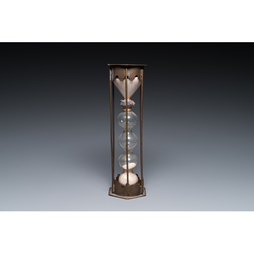 1212 - A copper-mounted glass hourglass, probably France, 1st half 18th C.H.: 24 cm