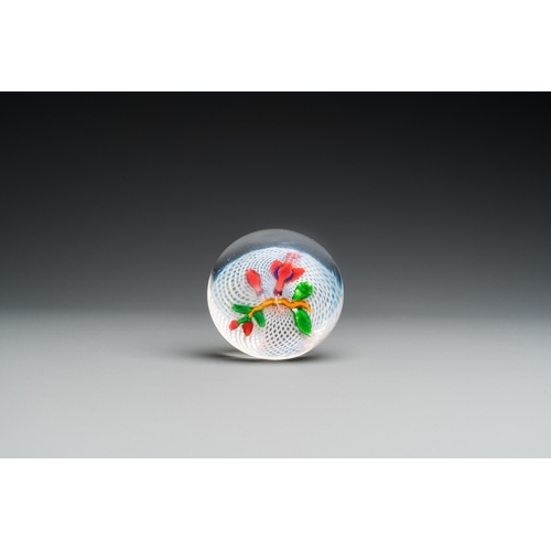 1214 - A glass Saint Louis paperweight with fuchsia on a latticinio-ground,  ca. 1850Dia.: 8,5 cm - H.: 5,5... 