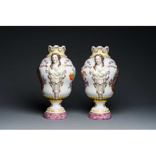 1225 - A pair of impressive Meissen porcelain vases, 19th C.H.: 45 cm