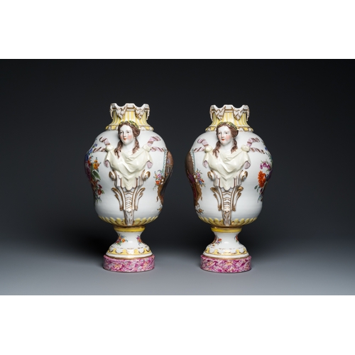 1225 - A pair of impressive Meissen porcelain vases, 19th C.H.: 45 cm