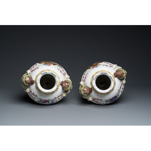 1225 - A pair of impressive Meissen porcelain vases, 19th C.H.: 45 cm