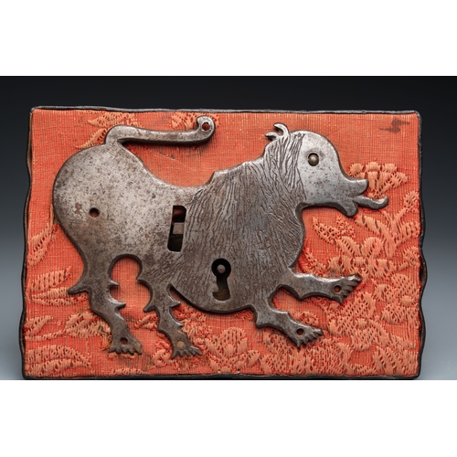 1230 - A lion-shaped iron doorlock, probably Germany, 16/17th C.Dim.: 17,5 x 12 cm (the frame)Dim.: 14 x 10... 