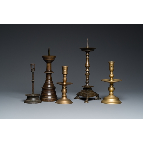 1237 - Five brass and bronze candlesticks, 16th C. and laterH.: 33,5 cm (the tallest)
 
 Provenance: The co... 