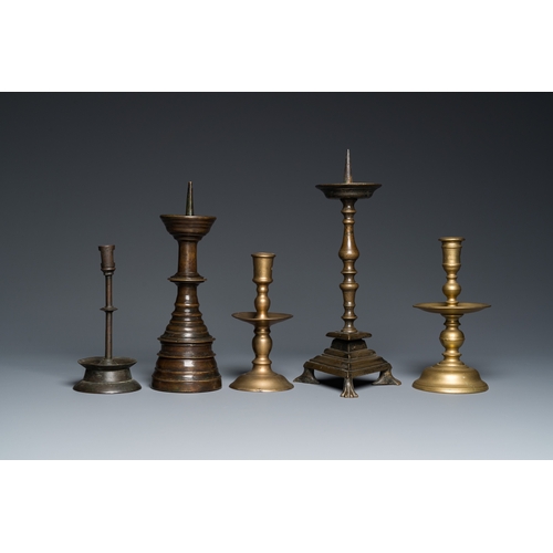 1237 - Five brass and bronze candlesticks, 16th C. and laterH.: 33,5 cm (the tallest)
 
 Provenance: The co... 