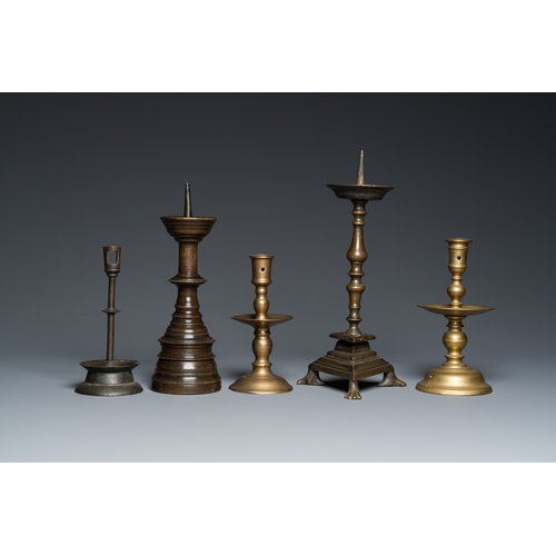 1237 - Five brass and bronze candlesticks, 16th C. and laterH.: 33,5 cm (the tallest)
 
 Provenance: The co... 