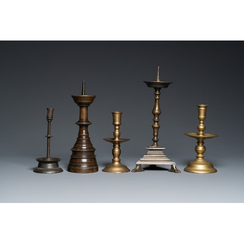 1237 - Five brass and bronze candlesticks, 16th C. and laterH.: 33,5 cm (the tallest)
 
 Provenance: The co... 