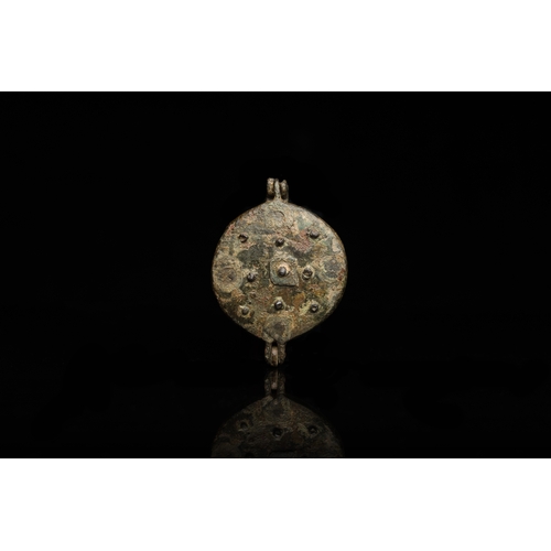 1245 - A rare small bronze hanging mirror box, Flanders or The Netherlands, 14/15th C.L.: 4 cm (incl. the h... 