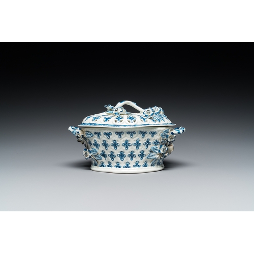 1268 - A blue and white tureen with reticulated cover, Worcester, England, 18th C.Dim.: 22,5 x 16 x 13 cm... 