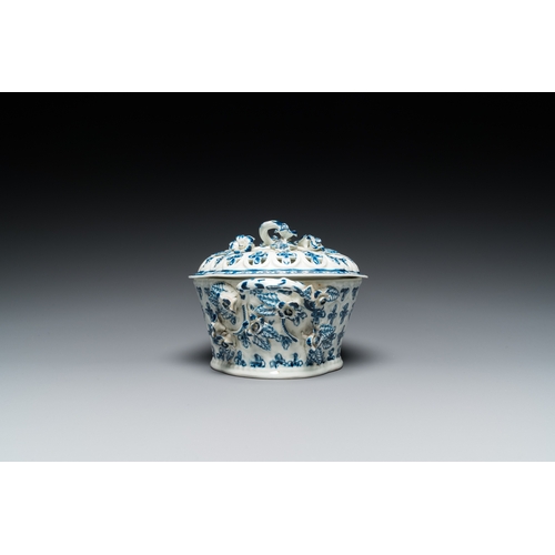 1268 - A blue and white tureen with reticulated cover, Worcester, England, 18th C.Dim.: 22,5 x 16 x 13 cm... 