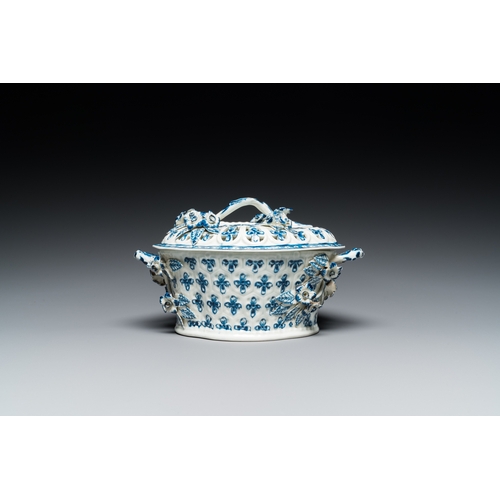 1268 - A blue and white tureen with reticulated cover, Worcester, England, 18th C.Dim.: 22,5 x 16 x 13 cm... 