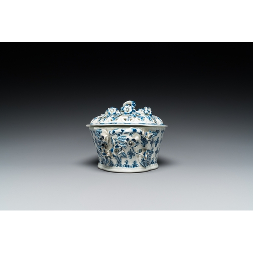 1268 - A blue and white tureen with reticulated cover, Worcester, England, 18th C.Dim.: 22,5 x 16 x 13 cm... 