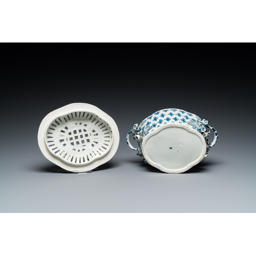 1268 - A blue and white tureen with reticulated cover, Worcester, England, 18th C.Dim.: 22,5 x 16 x 13 cm... 